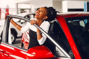 Femme heureuse après avoir fait sa révision