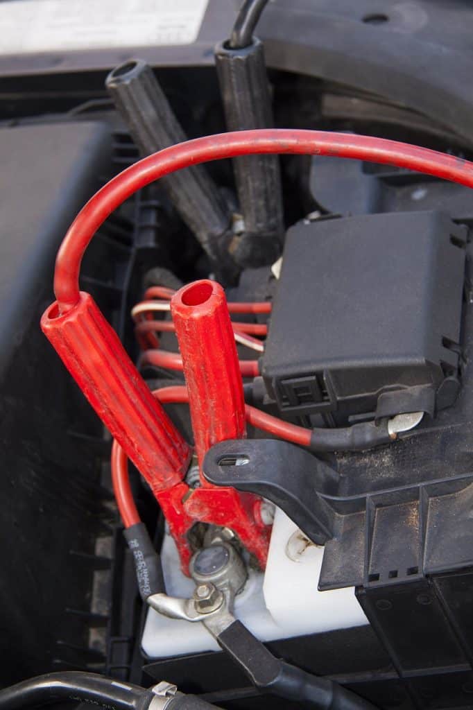 batterie de voiture rouge