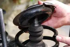 Démontage coupelles d'amortisseur